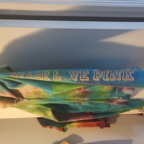 Tie dye vs sweater - Picture 3 of 4